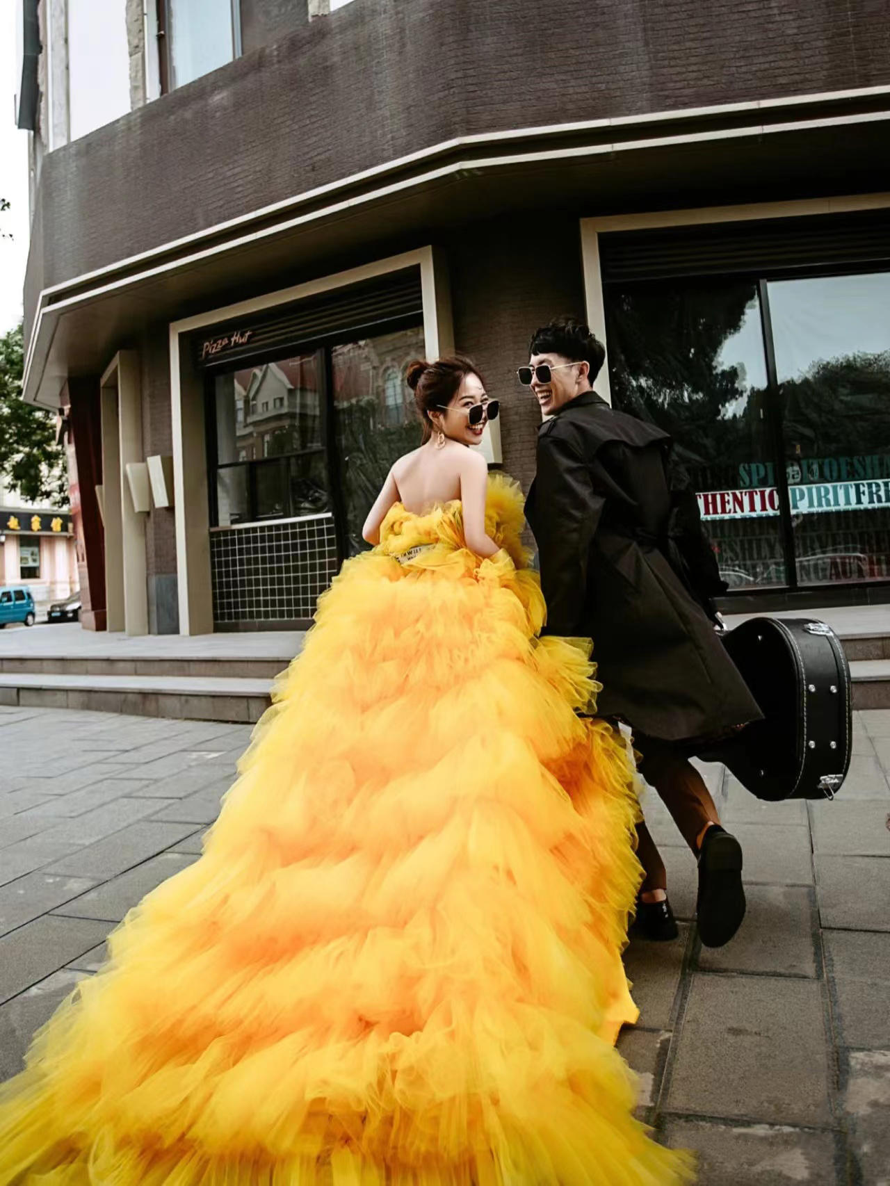 街拍黄纱婚纱照
